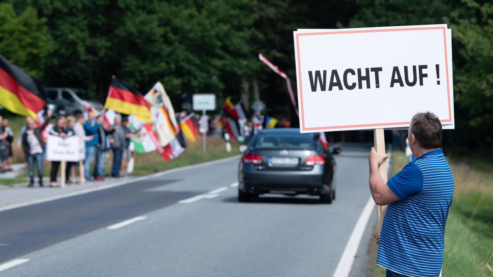 Hüter der Wahrheit: Ein Mann mit Schild hat sich zu den Protestierenden in Oppach gesellt.