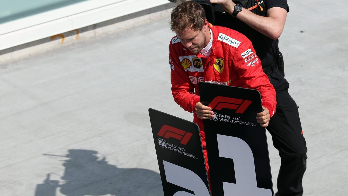 Aufreger: Vettel tauscht nach dem Kanada-GP die Schilder für Ersten und Zweiten aus.