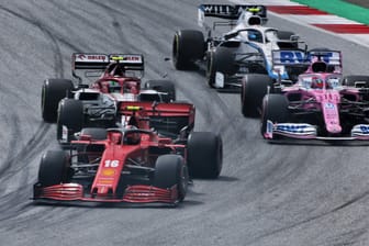 Szene vom Start beim Großen Preis der Steiermark: Leclerc (vorn) in der Kurve.