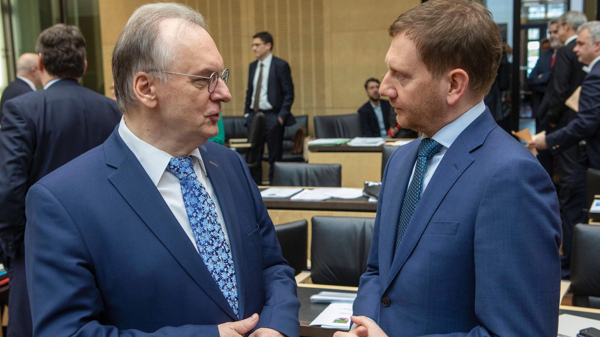 Gegen Ausreiseverbote: Die Ministerpräsidenten Reiner Haseloff (Sachsen-Anhalt, l.) und Michael Kretschmer (Sachsen, beide CDU).