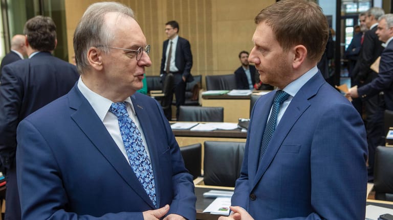 Gegen Ausreiseverbote: Die Ministerpräsidenten Reiner Haseloff (Sachsen-Anhalt, l.) und Michael Kretschmer (Sachsen, beide CDU).