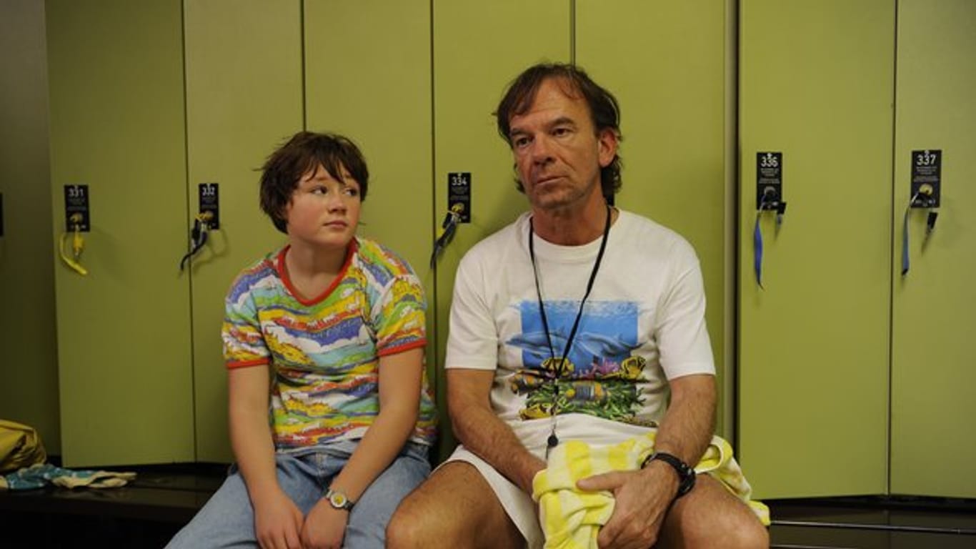 "Glück ist was für Weicheier" mit Jessica (Ella Frey) und ihrem Filmvater Gabriel (Martin Wuttke).
