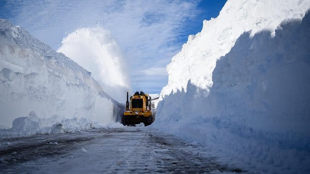 An der Grenze zwischen Chile und Argentinien musste Schnee geräumt werden. An der Grenze zwischen Chile und Argentinien musste Schnee geräumt werden.