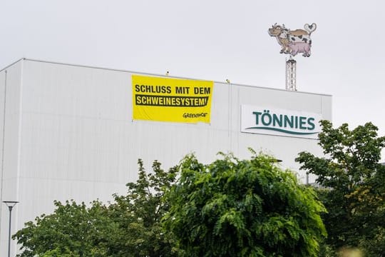 Die Wiederaufnahme des Schlachtbetriebs wurde von einer Greenpeace-Protestaktion begleitet.