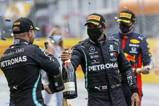 Auch in Budapest in der Favoritenrolle: Lewis Hamilton (r) und Mercedes-Teamkollege Valtteri Bottas.