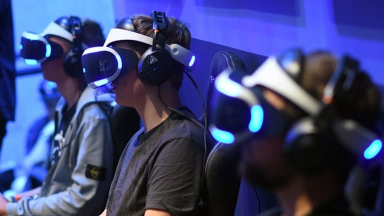 Drei Spieler mit der Playstation-VR-Brille (230 Euro), mit der sich die PS4 aufrüsten lässt.