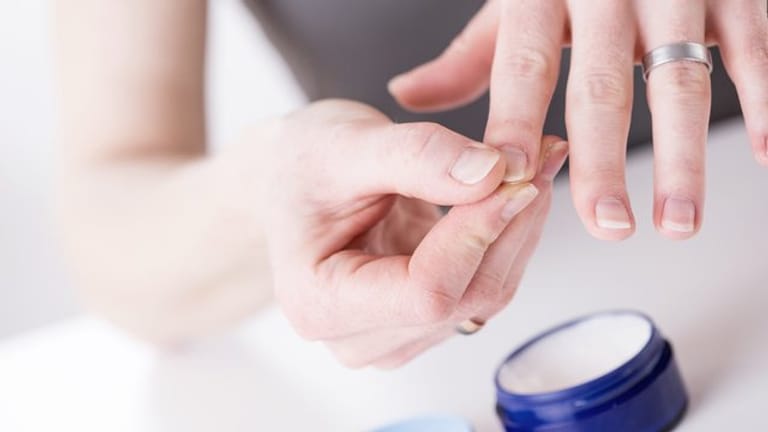 Nagelpflege: Wer brüchige Fingernägel hat, sollte seine Hände regelmäßig eincremen.