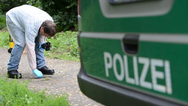 Ein Techniker der Kriminalpolizei untersucht das Gelände