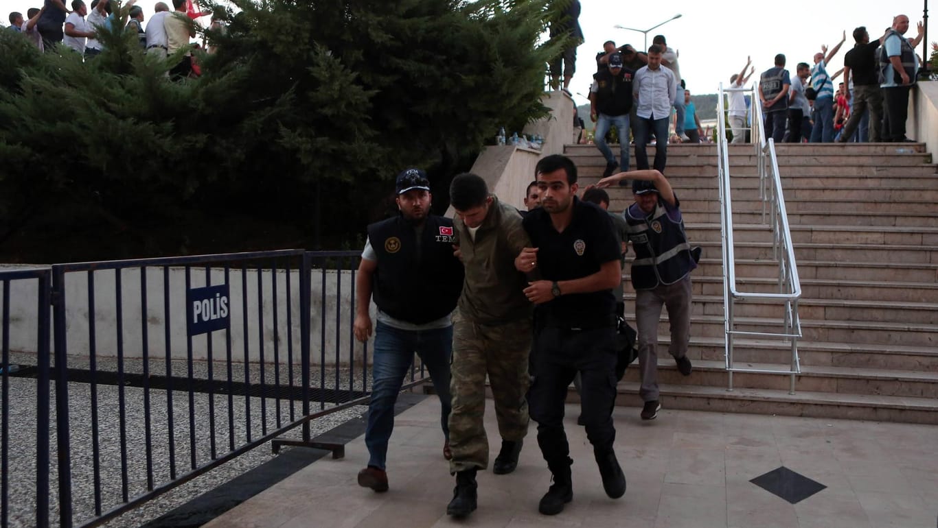 Nach dem Putschversuch werden viele Soldaten und Gülen-Anhänger zu langen Haftstrafen verurteilt.