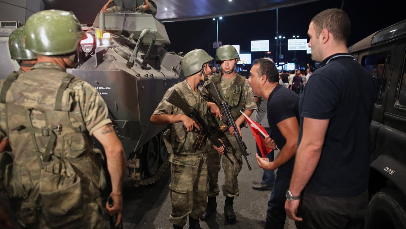 Istanbul: Am Atatürk-Flughafen stellen sich wütende Demonstranten den Putschisten entgegen.