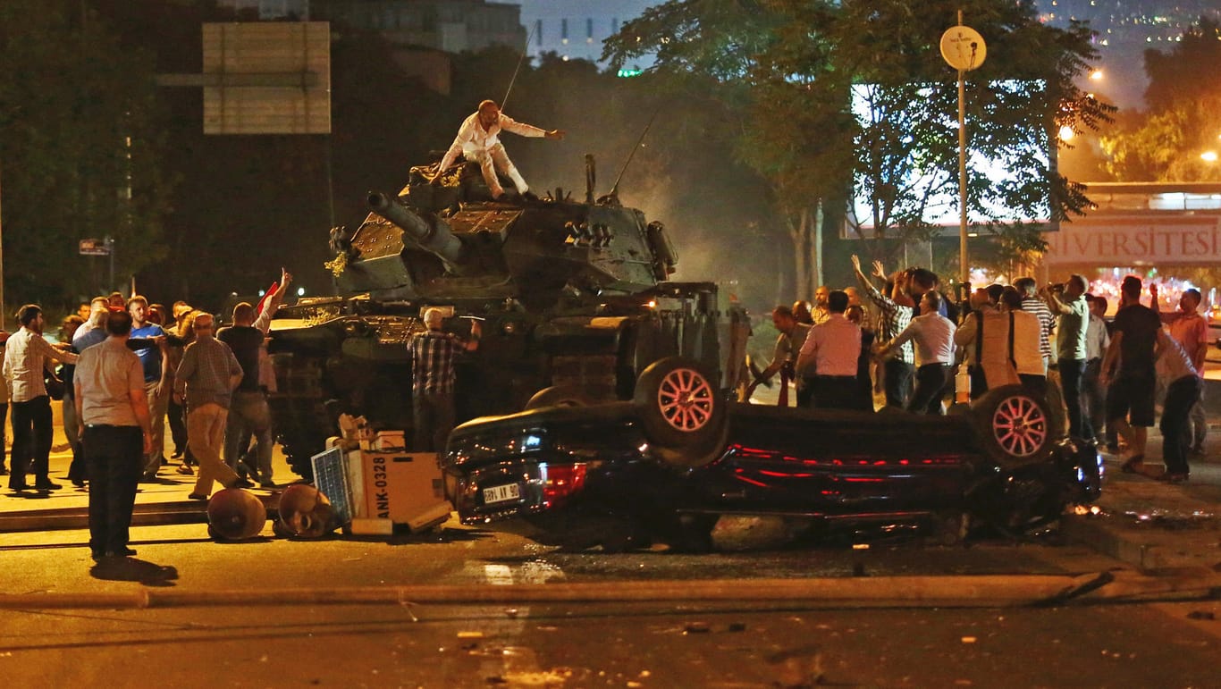 Ankara: Demonstranten stürmen einen Panzer der Putschisten. Zuvor hatte die Armee in die Menschenmenge geschossen.