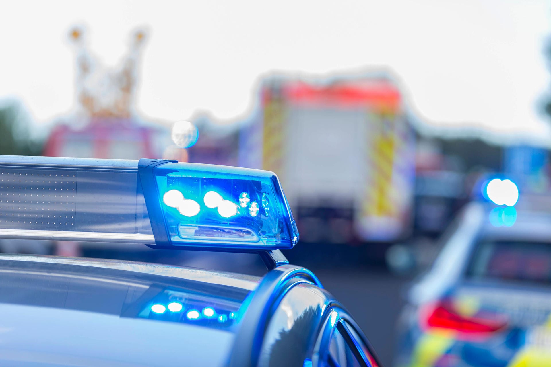 Blaulicht auf einem Einsatzfahrzeug der Polizei (Symbolbild): Auf der A5 am Frankfurter Flughafen hat es einen Lkw-Unfall gegeben.