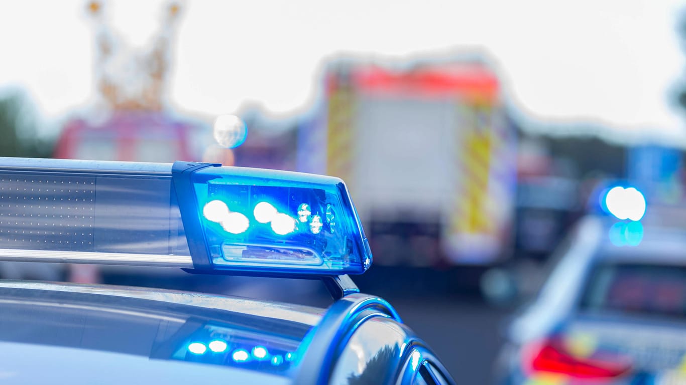 Blaulicht auf einem Einsatzfahrzeug der Polizei (Symbolbild): Auf der A5 am Frankfurter Flughafen hat es einen Lkw-Unfall gegeben.