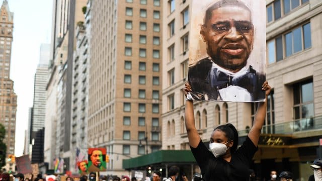 Demonstranten mit Bildern von George Flyod in New York: Sein Tod führte im ganzen Land zu Massenprotesten gegen Polizeigewalt und Rassismus. Demonstranten mit Bildern von George Flyod in New York: Sein Tod führte im ganzen Land zu Massenprotesten gegen Polizeigewalt und Rassismus.