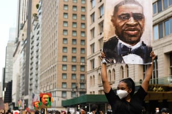 Demonstranten mit Bildern von George Flyod in New York: Sein Tod führte im ganzen Land zu Massenprotesten gegen Polizeigewalt und Rassismus.