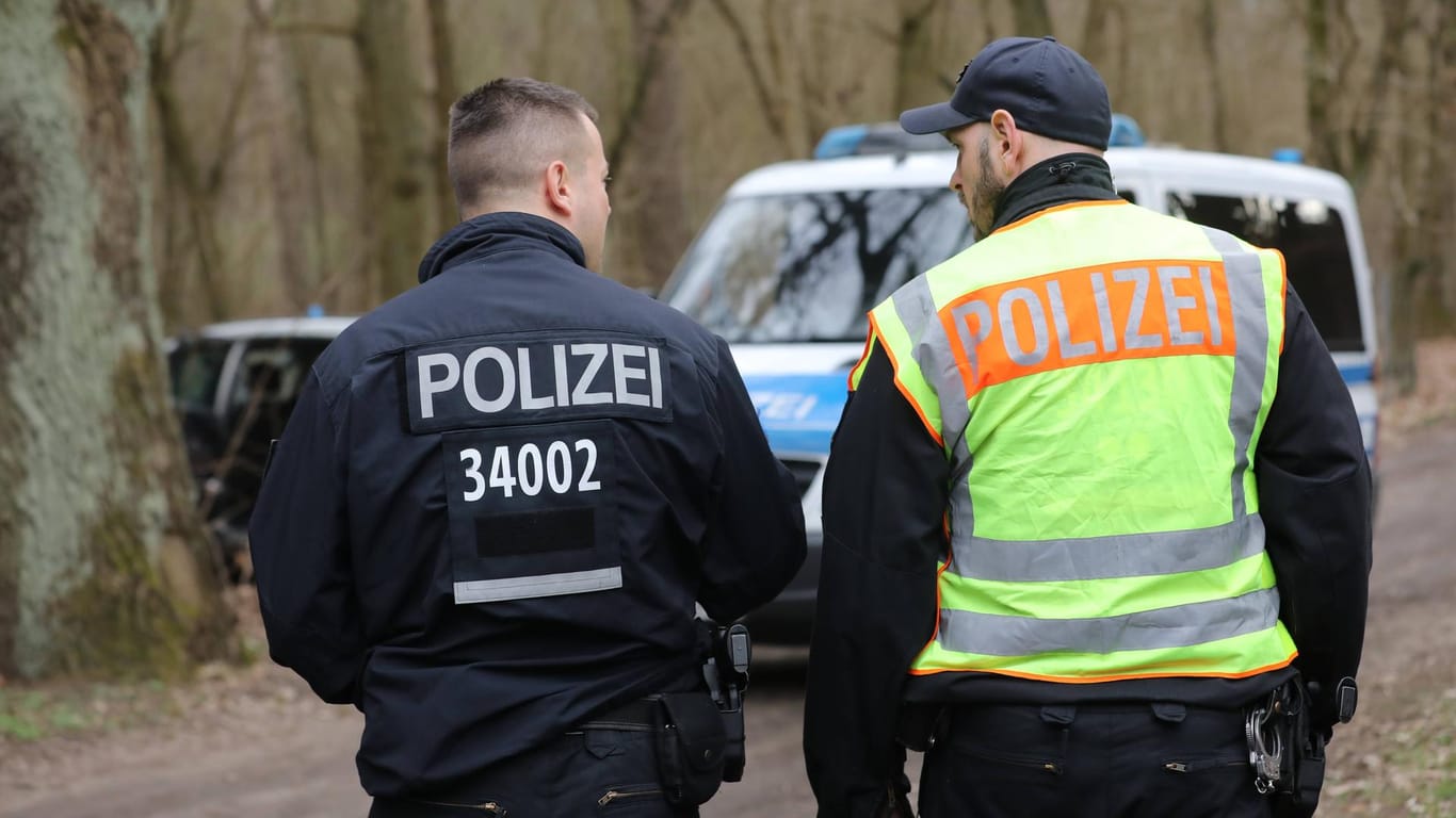 Die Polizei suchte mit 120 Einsatzkräften nach dem vermissten Jungen: Im Wald fanden sie seine Leiche.