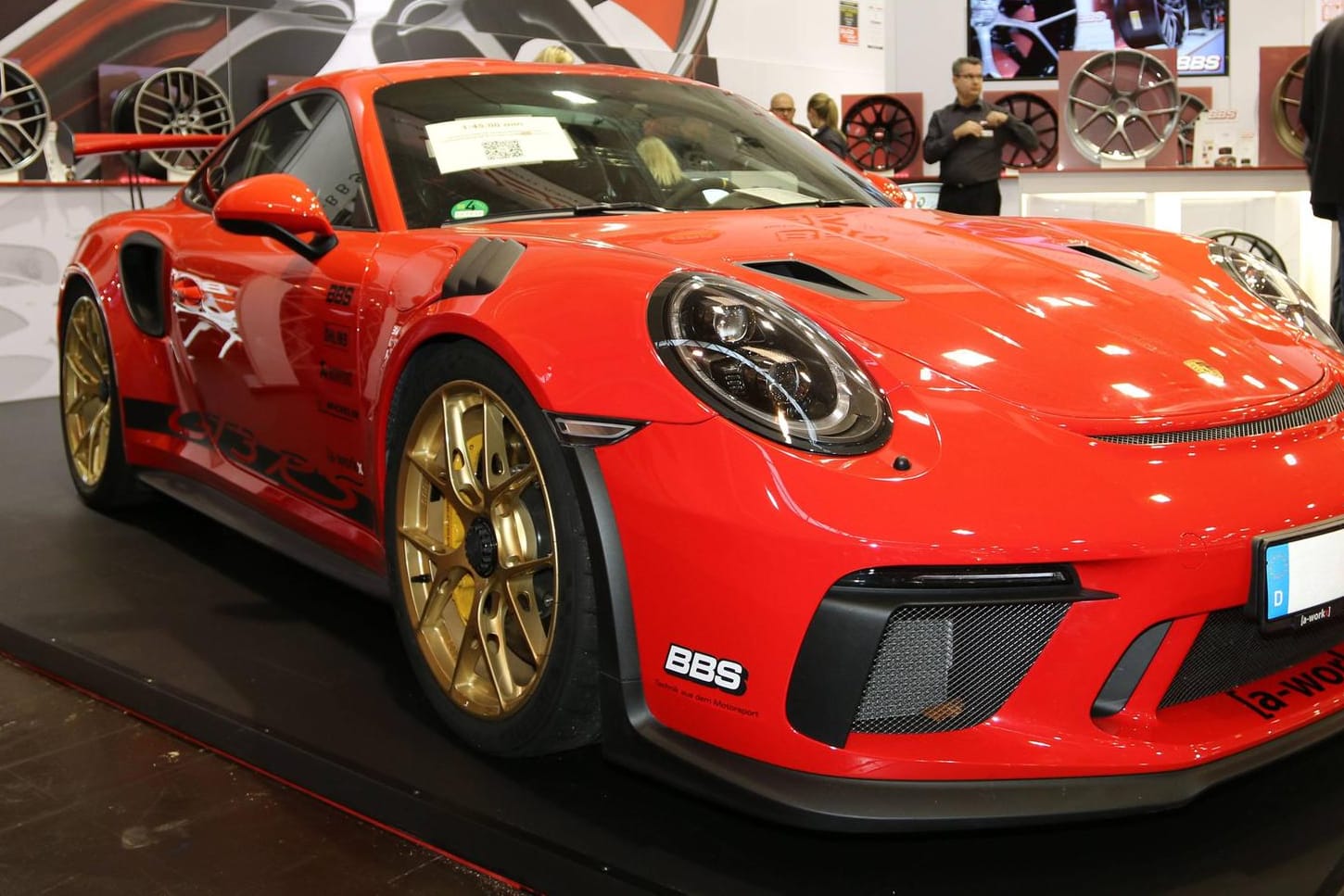Ein Porsche mit BBS-Felgen auf einer Automesse (Archivbild): Der Räderhersteller BBS hat einen Insolvenzantrag gestellt.