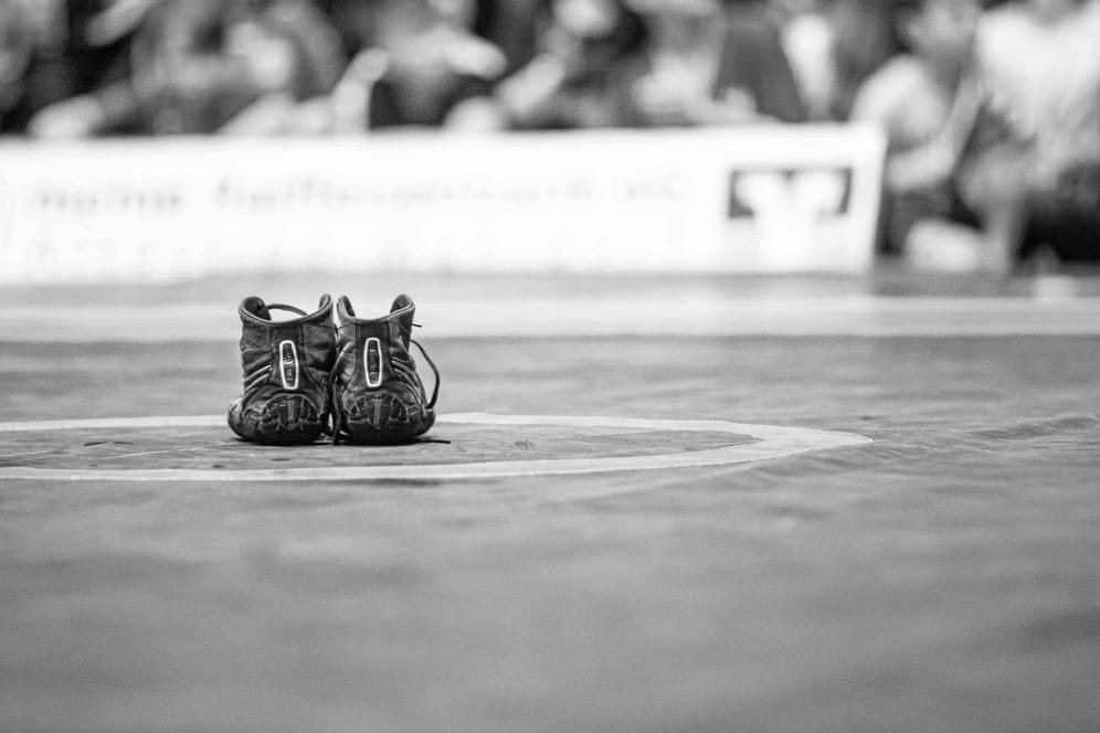 Schuhe eines Ringers stehen auf einer Matte bei den Deutsche Mannschaftsmeisterschaften im Februar (Symbolbild): Der frühere Mainzer Ringer Nikolay Shterev ist tot.