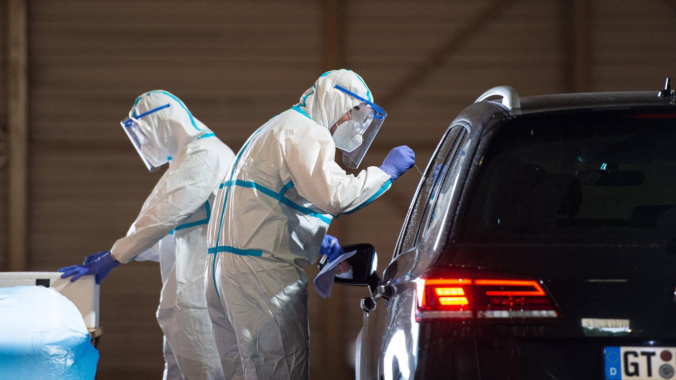 Viele Menschen im Kreis Gütersloh ließen sich testen. Nun müssen die Tönnies-Mitarbeiter zwei Mal die Woche einen Corona-Test durchführen lassen.