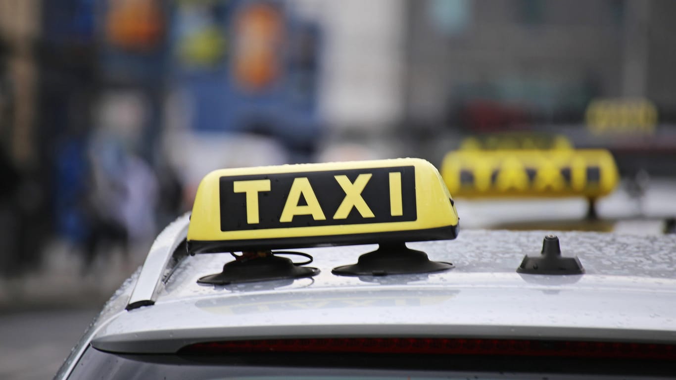 Nahaufnahme eines Taxis (Symbolbild): Ein solches Gefährt hat ein Einbrecher bei seiner Flucht vor der Polizei in Bielefeld genutzt.