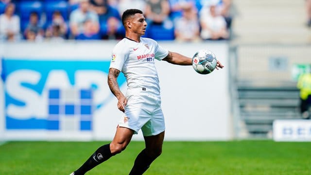 Der FC Bayern München soll Interesse an Abwehrspieler Diego Carlos vom FC Sevilla haben. Der FC Bayern München soll Interesse an Abwehrspieler Diego Carlos vom FC Sevilla haben.
