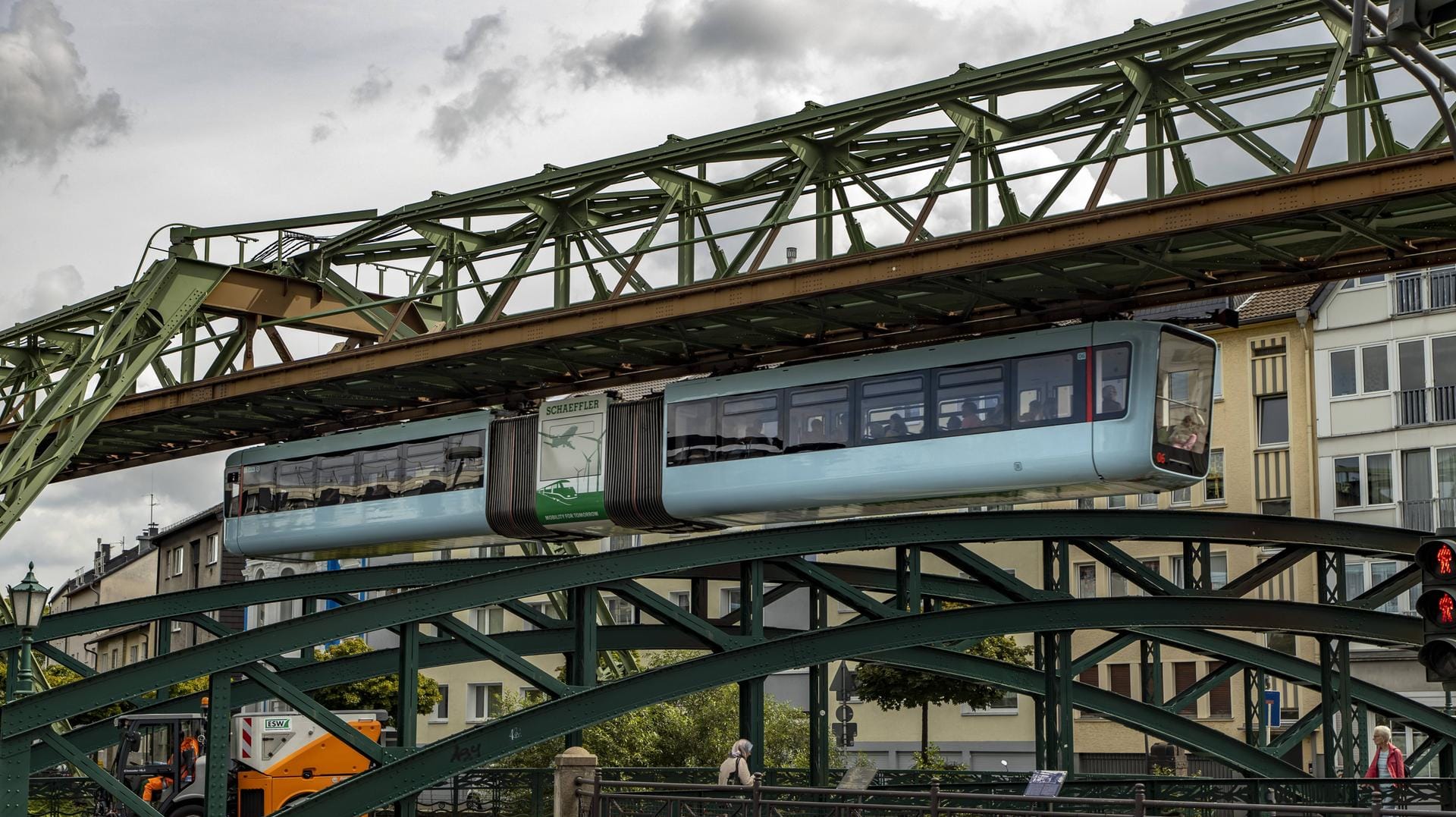 Eine Schwebebahn fährt in einen Bahnhof ein: In der Pestalozzistraße hat ein Mann einen Stromschlag bekommen, weil er in das Gerüst geklettert ist. Eine Schwebebahn fährt in einen Bahnhof ein: In der Pestalozzistraße hat ein Mann einen Stromschlag bekommen, weil er in das Gerüst geklettert ist.