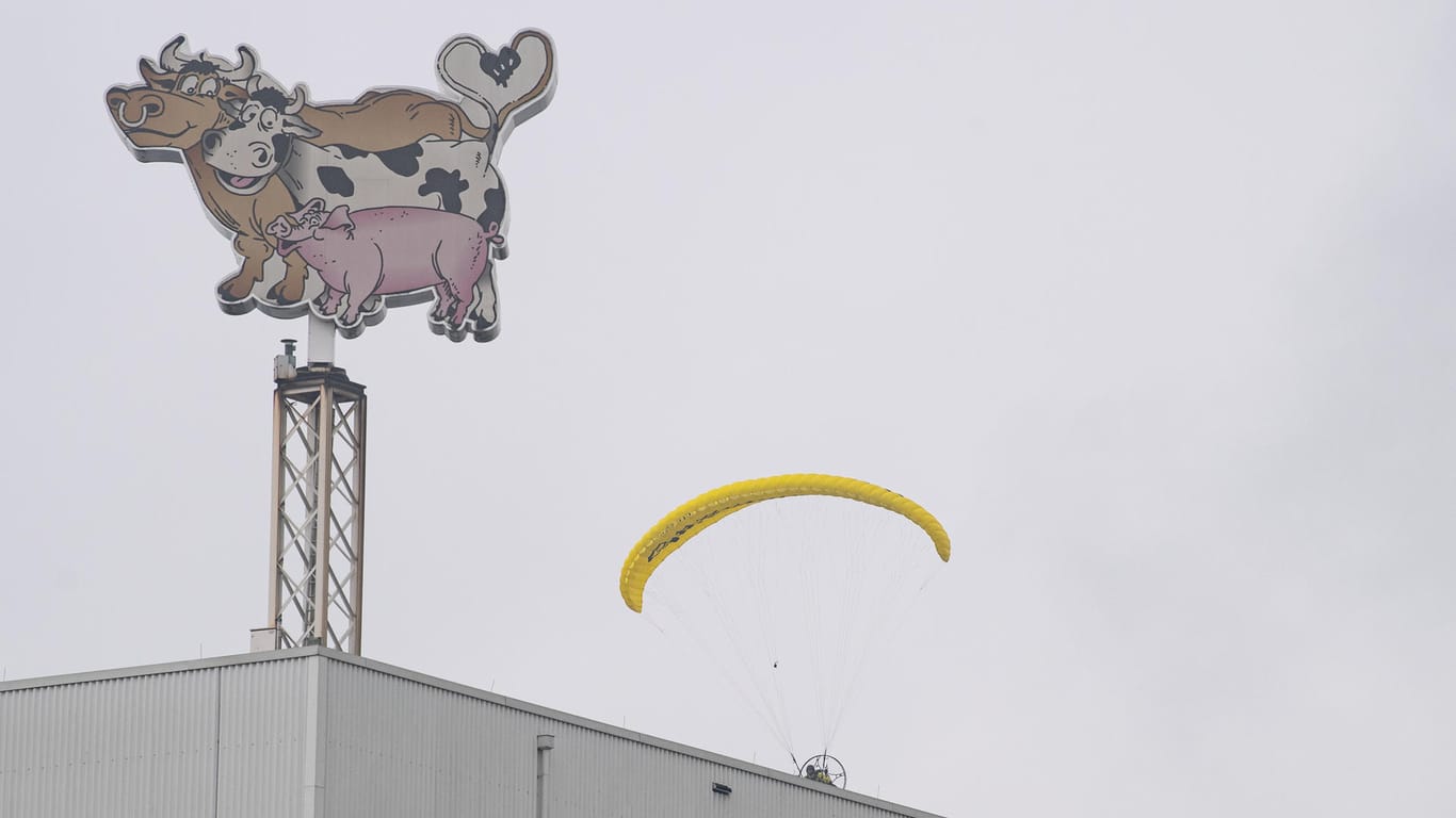 Ein Greenpeace-Aktivist fliegt mit seinem Gleitschirm in Richtung Fleischwerk des Branchenführers Tönnies und landet kurz darauf auf dem Dach.