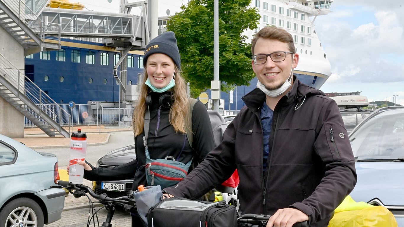 Anke Simon und Andre Greschert warten mit ihren Fahrrädern auf das Einschiffen auf die MS Color Magic: Die Oslo-Fähre steuert wieder Norwegen an.