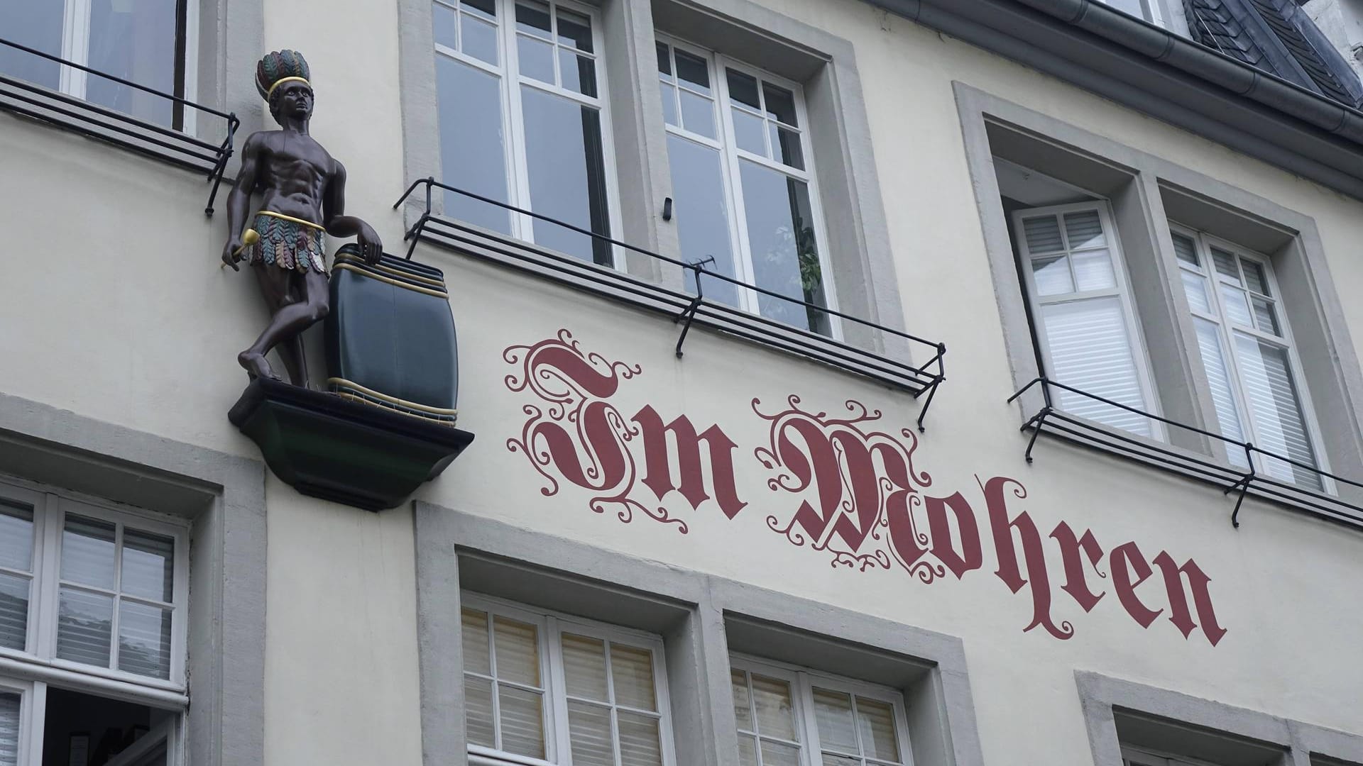 "Im Mohren" steht an der Fassade des Beethoven-Hauses in Bonn: Auch hier ist die Diskussion um die Bezeichnung "Mohr" infolge der Anti-Rassismus-Bewegung entfacht. "Im Mohren" steht an der Fassade des Beethoven-Hauses in Bonn: Auch hier ist die Diskussion um die Bezeichnung "Mohr" infolge der Anti-Rassismus-Bewegung entfacht.