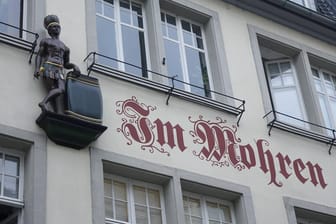 "Im Mohren" steht an der Fassade des Beethoven-Hauses in Bonn: Auch hier ist die Diskussion um die Bezeichnung "Mohr" infolge der Anti-Rassismus-Bewegung entfacht.