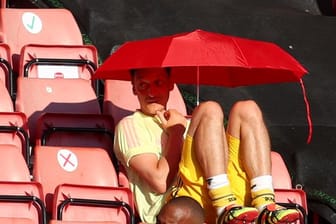 Seine Zeit beim FC Arsenal geht dem Ende zu: Mesut Özil sucht Schutz vor der Sonne unter einem roten Schirm.