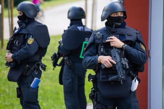 Einsatzkräfte in Oppenau: Die Suche nach dem Flüchtigen dauert an.