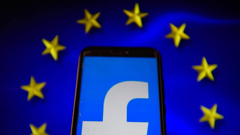 Das Facebook-Logo vor der EU-Flagge (Symbolbild): Der EuGH hat in einem Urteil das Privacy-Shield-Abkommen gekippt.