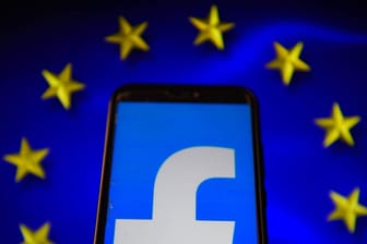 Das Facebook-Logo vor der EU-Flagge (Symbolbild): Der EuGH hat in einem Urteil das Privacy-Shield-Abkommen gekippt.