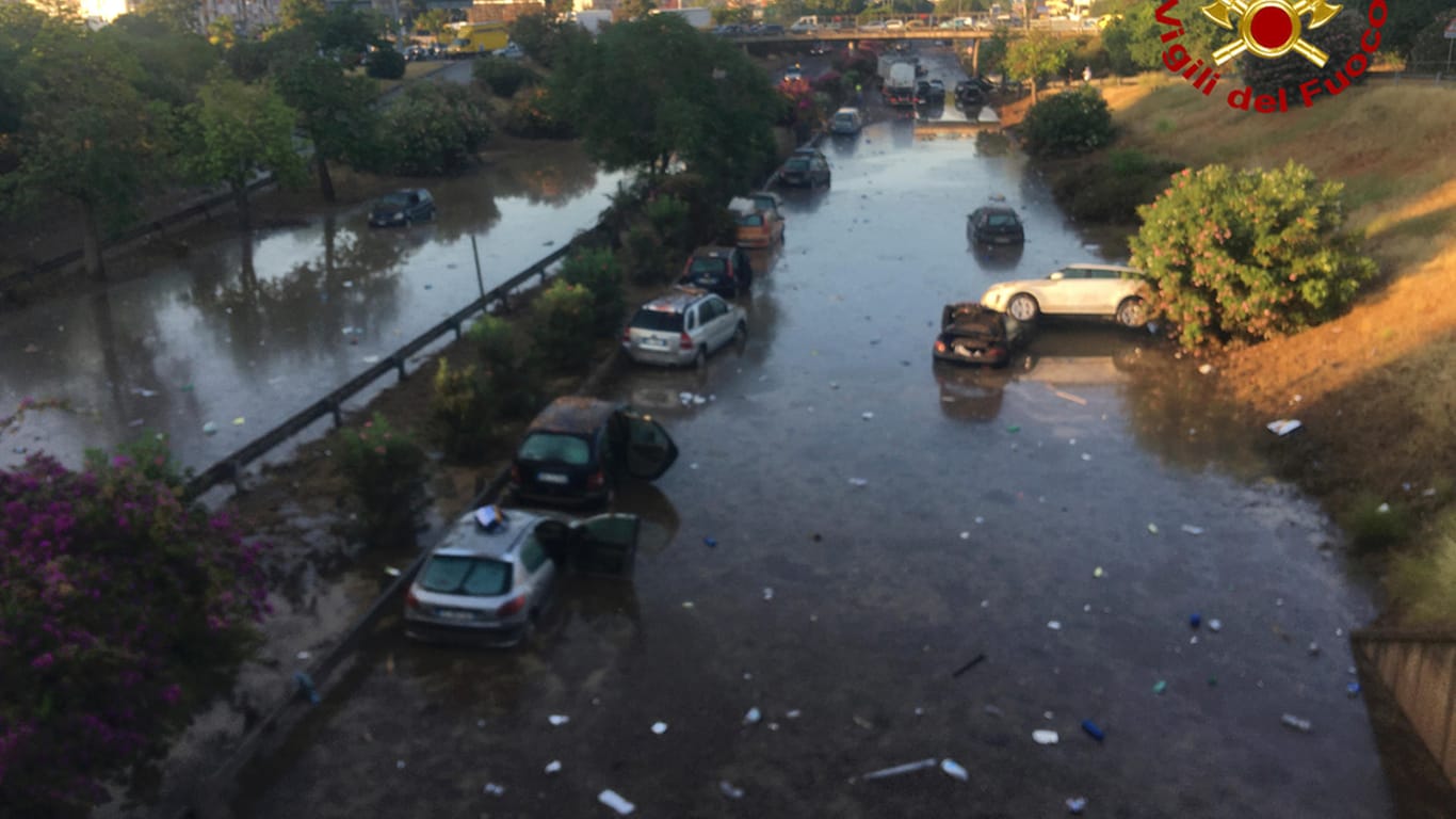 Überschwemmung auf Sizilien: Autos stecken im Wasser und Schlamm fest, nachdem eine Unterführung überflutet wurde. Ein schweres Sommerunwetter hat Teile der sizilianischen Stadt Palermo unter Wasser gesetzt.