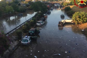 Überschwemmung auf Sizilien: Autos stecken im Wasser und Schlamm fest, nachdem eine Unterführung überflutet wurde. Ein schweres Sommerunwetter hat Teile der sizilianischen Stadt Palermo unter Wasser gesetzt.