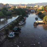 Überschwemmung auf Sizilien: Autos stecken im Wasser und Schlamm fest, nachdem eine Unterführung überflutet wurde. Ein schweres Sommerunwetter hat Teile der sizilianischen Stadt Palermo unter Wasser gesetzt.