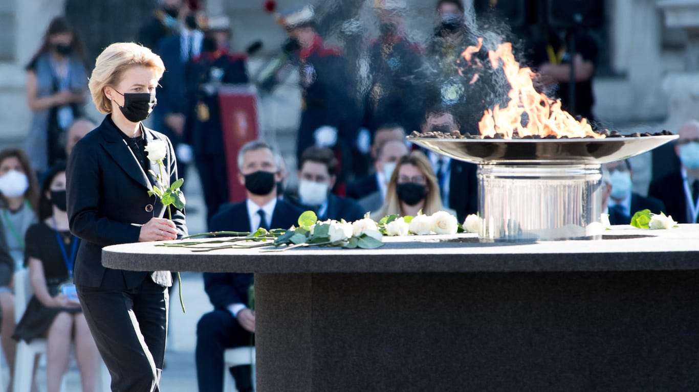Trauerzeremonie für die Corona-Toden in Spanien: EU-Kommissionspräsidentin Ursula von der Leyen war Gast bei dem Staatsakt.