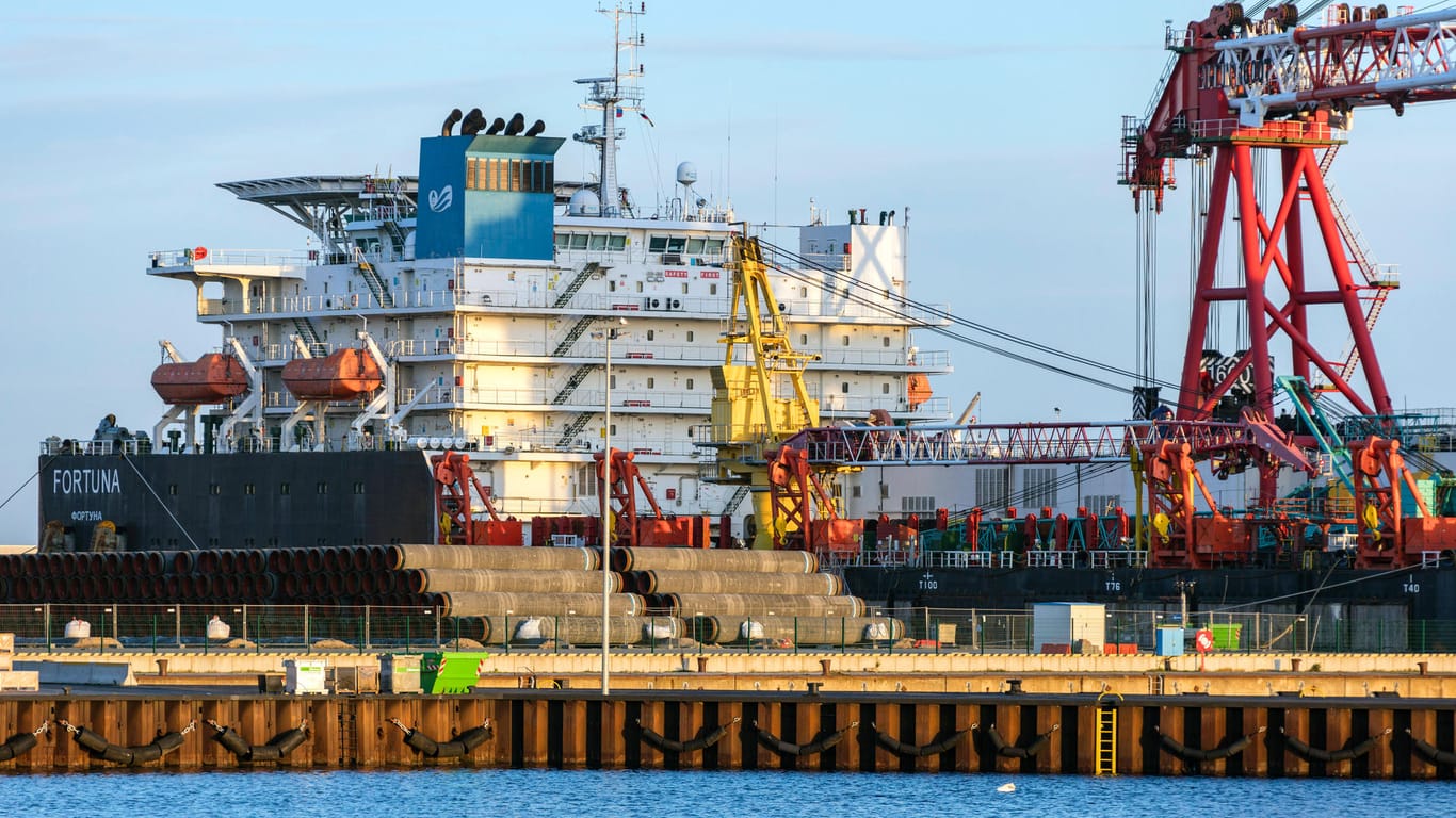 Das russische Verlegeschiff Fortuna wartet auf den Weiterbau der Gas-Pipeline Nordstream 2 im Fährhafen Sassnitz-Mukran.