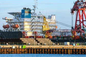 Das russische Verlegeschiff Fortuna wartet auf den Weiterbau der Gas-Pipeline Nordstream 2 im Fährhafen Sassnitz-Mukran.