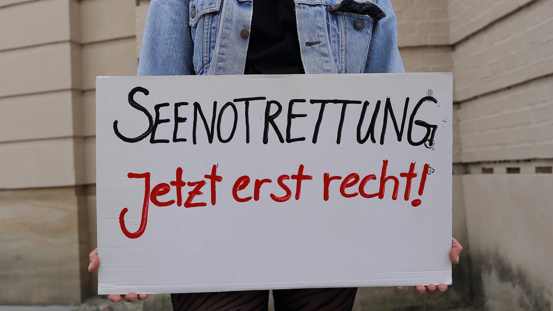 Ein Teilnehmer hält ein Schild bei einer "Seebrücken"-Demonstration: Nun unterstützt auch die Stadt Wolfsburg die Bewegung.