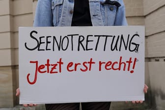 Ein Teilnehmer hält ein Schild bei einer "Seebrücken"-Demonstration: Nun unterstützt auch die Stadt Wolfsburg die Bewegung.