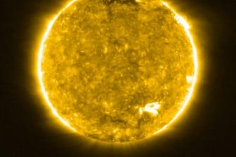 Die Sonne bei einer Wellenlänge von 17 Nanometern, was im extremen ultravioletten Bereich des elektromagnetischen Spektrums liegt.