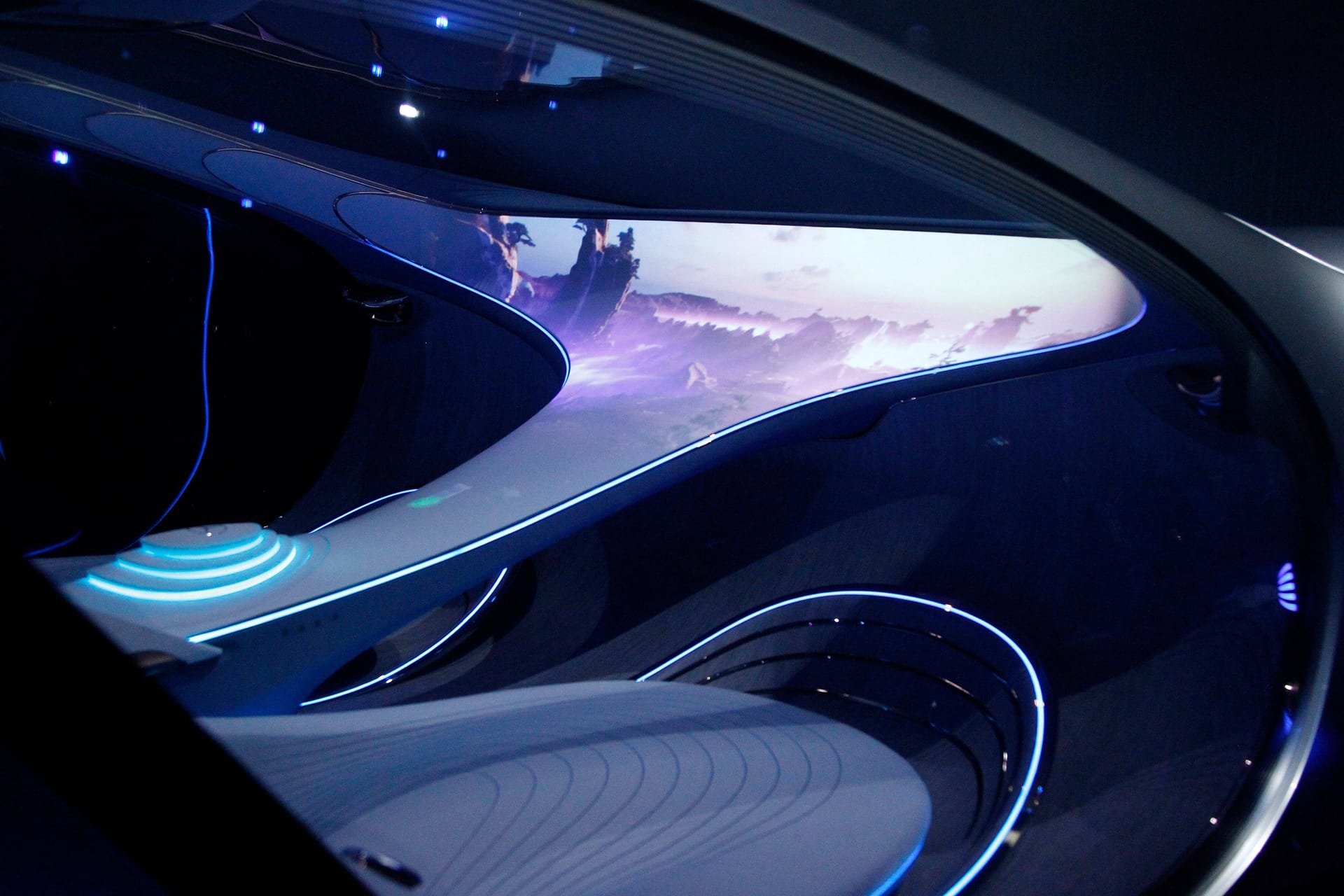 Mercedes Vision AVTR: Während der Autopilot fährt, wird die riesige weiße Konsole zur Kinoleinwand.