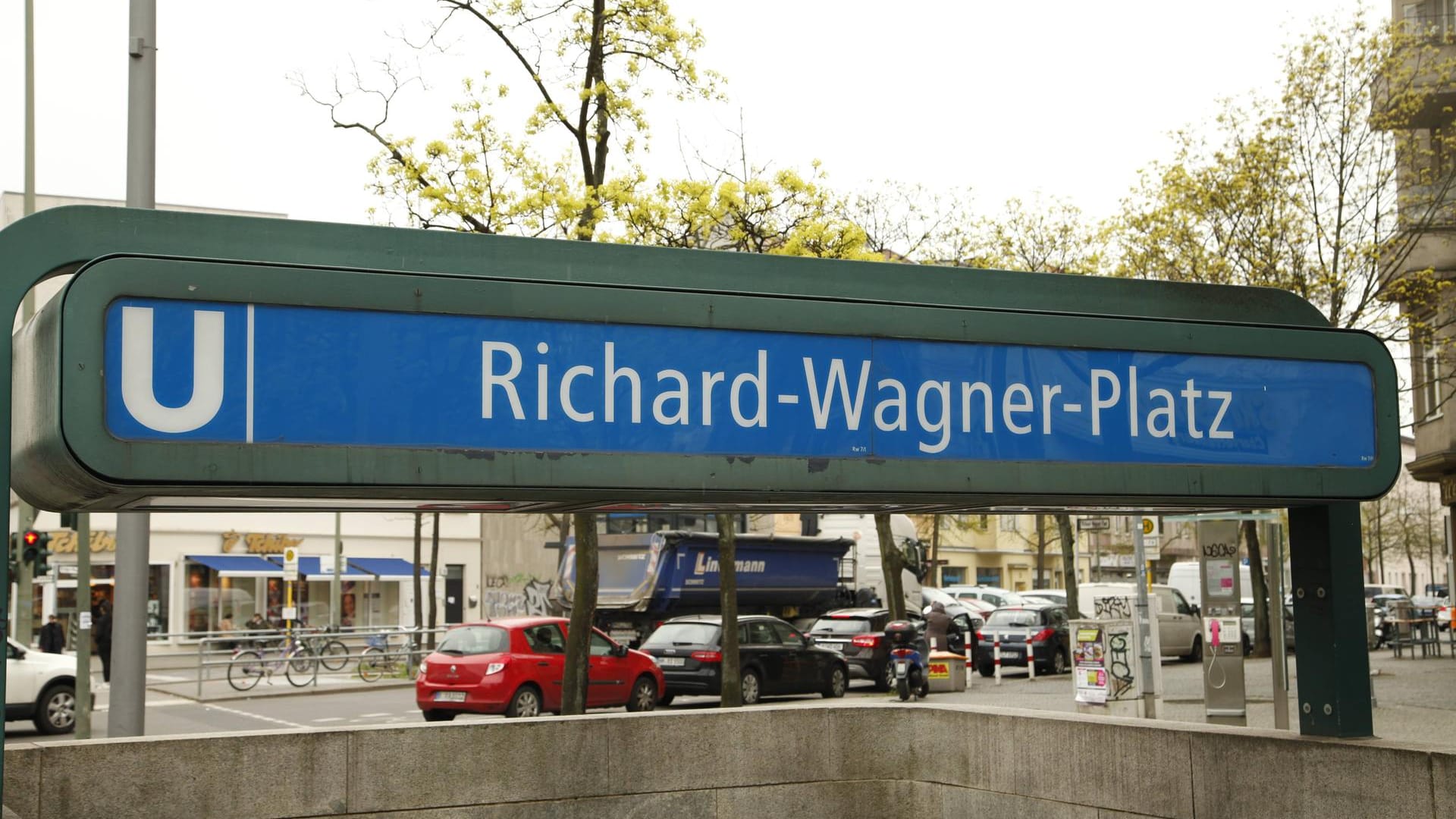 Ein Schild weist auf den Eingang der U-Bahn Station Richard-Wagner-Platz hin: Dort ist ein Obdachloser durch Flammen schwer verletzt worden. Ein Schild weist auf den Eingang der U-Bahn Station Richard-Wagner-Platz hin: Dort ist ein Obdachloser durch Flammen schwer verletzt worden.