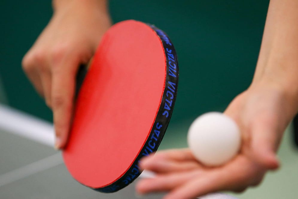 Hände halten einen Tischtennisschläger und einen Ball (Symbolbild): In Hagen findet im August ein Tischtennis-Turnier statt.