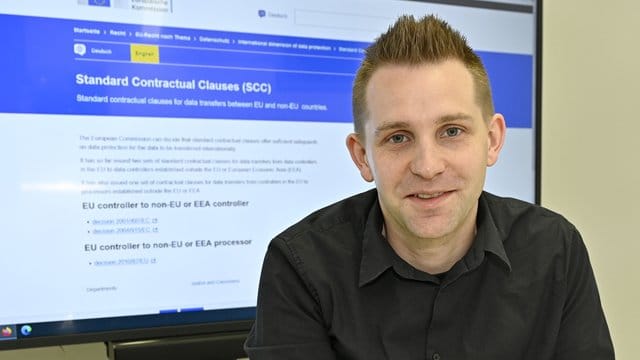 Datenschutzaktivist Max Schrems in seinem Büro.