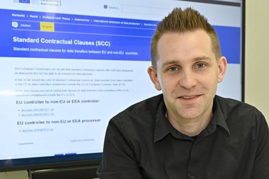 Datenschutzaktivist Max Schrems in seinem Büro.