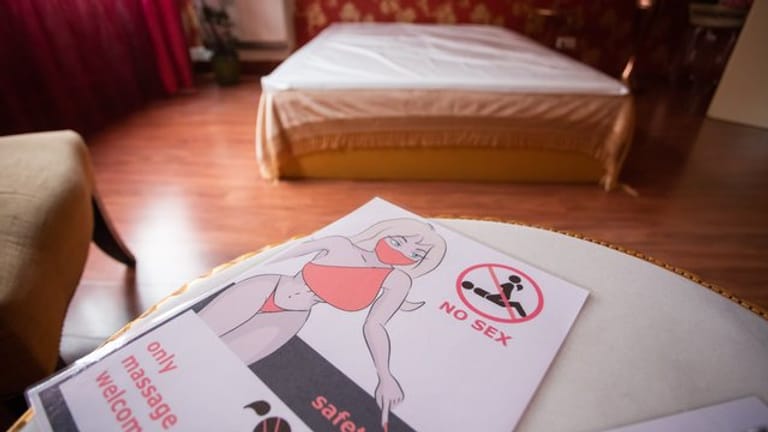 Tag der offenen Tür in Ein Flyer mit der Aufschrift "No Sex, only massage welcome, safety first" liegt in einem Bordell: Mit einem Tag der offenen Tür werben Bordelle für die Wiedereröffnung.