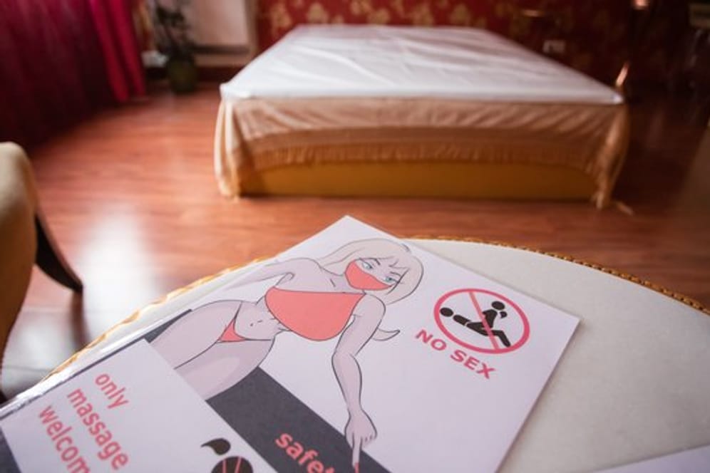 Tag der offenen Tür in Ein Flyer mit der Aufschrift "No Sex, only massage welcome, safety first" liegt in einem Bordell: Mit einem Tag der offenen Tür werben Bordelle für die Wiedereröffnung.